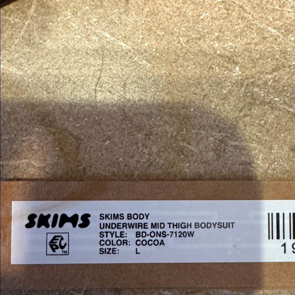 Skims body underwire mid thigh bodysuit 
One large cocoa - Picture 2 of 4